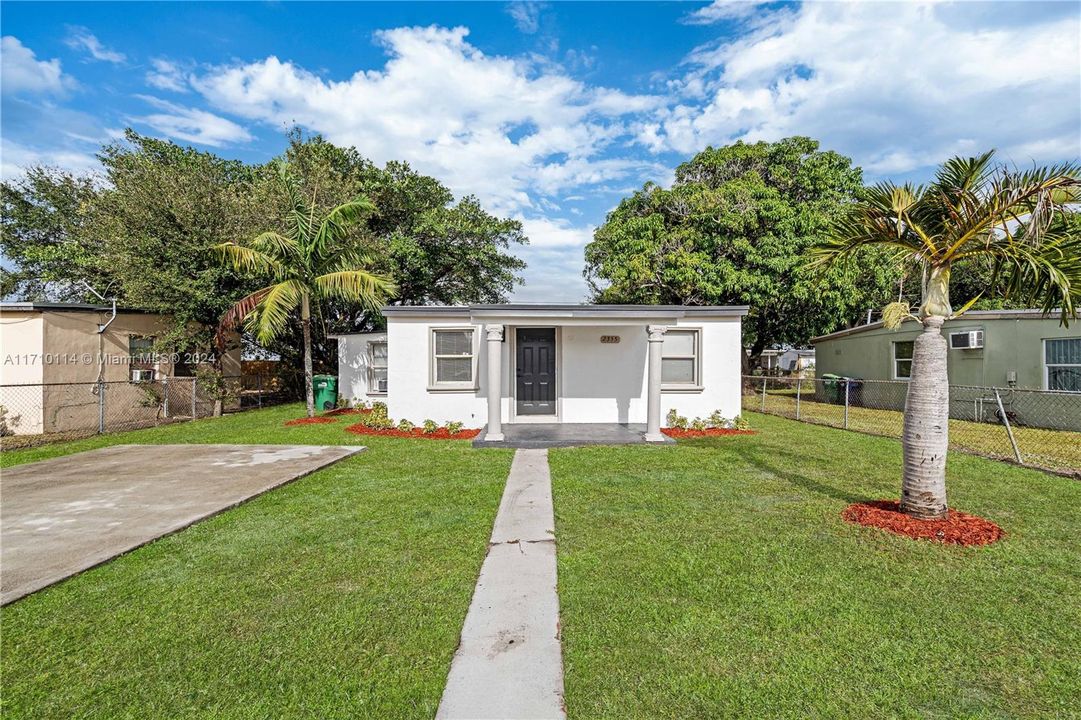 For Sale: $349,995 (3 beds, 1 baths, 751 Square Feet)