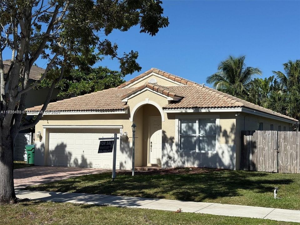 Active With Contract: $709,000 (3 beds, 2 baths, 1684 Square Feet)