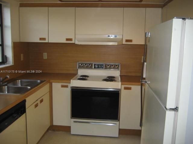 Recently Rented: $2,600 (3 beds, 2 baths, 1150 Square Feet)