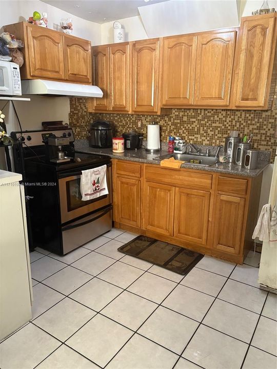 For Sale: $245,000 (1 beds, 1 baths, 629 Square Feet)