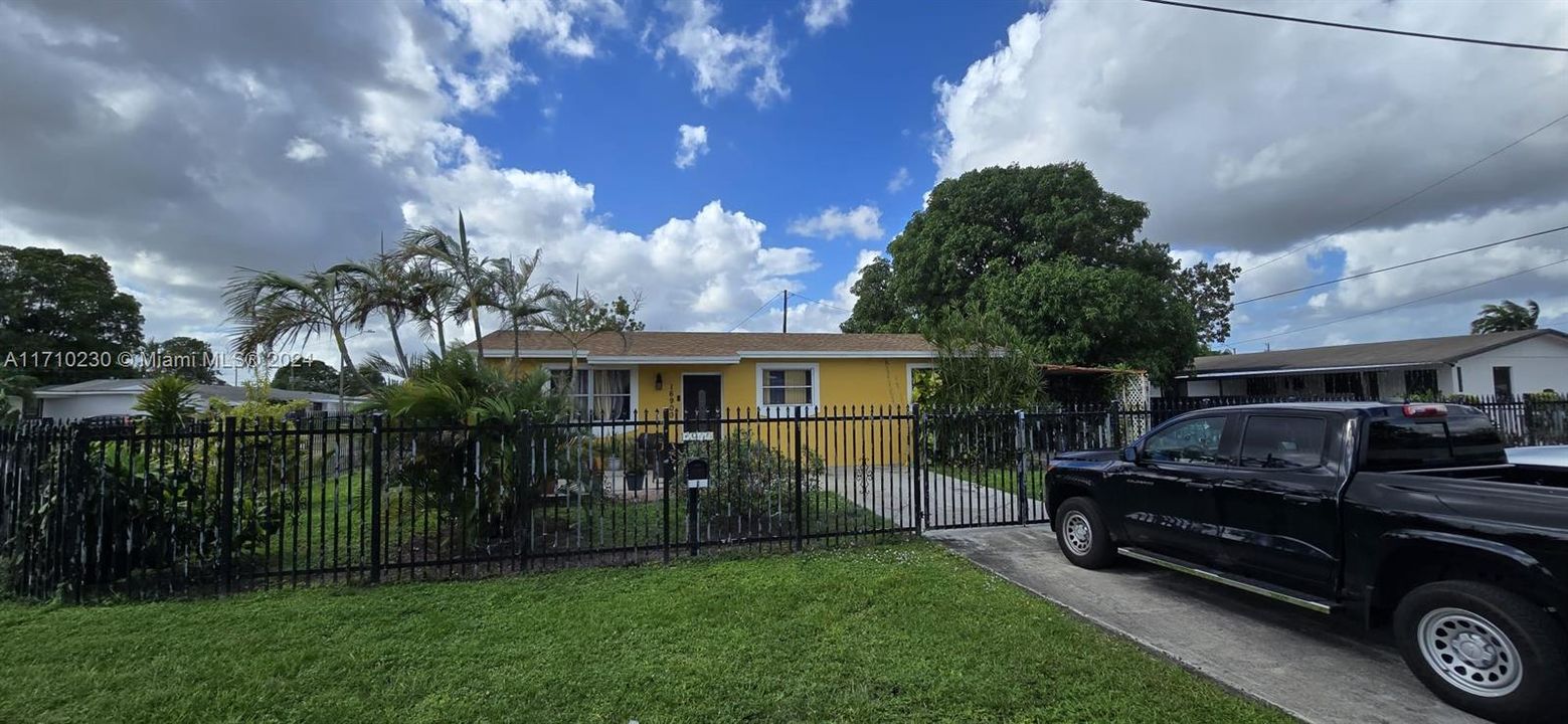 For Sale: $575,000 (4 beds, 2 baths, 1592 Square Feet)