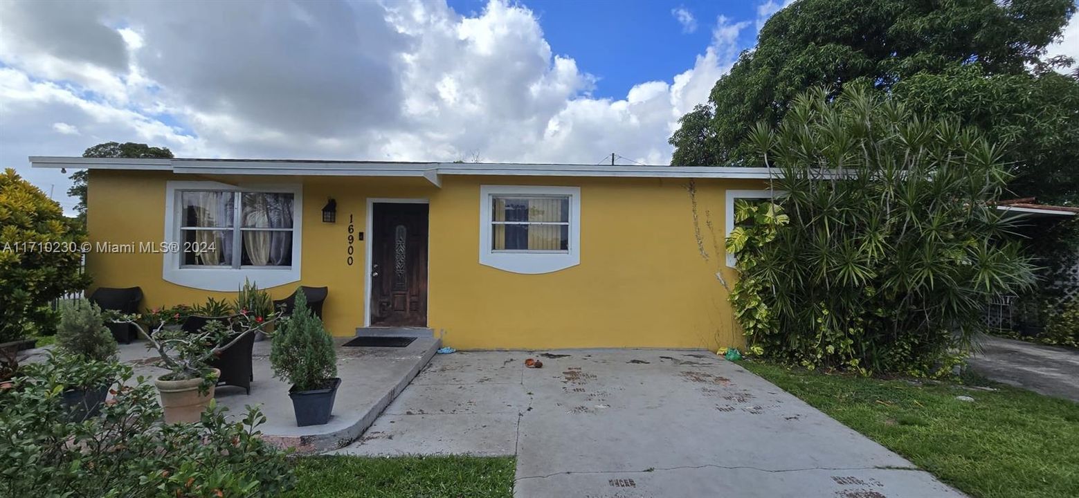 For Sale: $575,000 (4 beds, 2 baths, 1592 Square Feet)