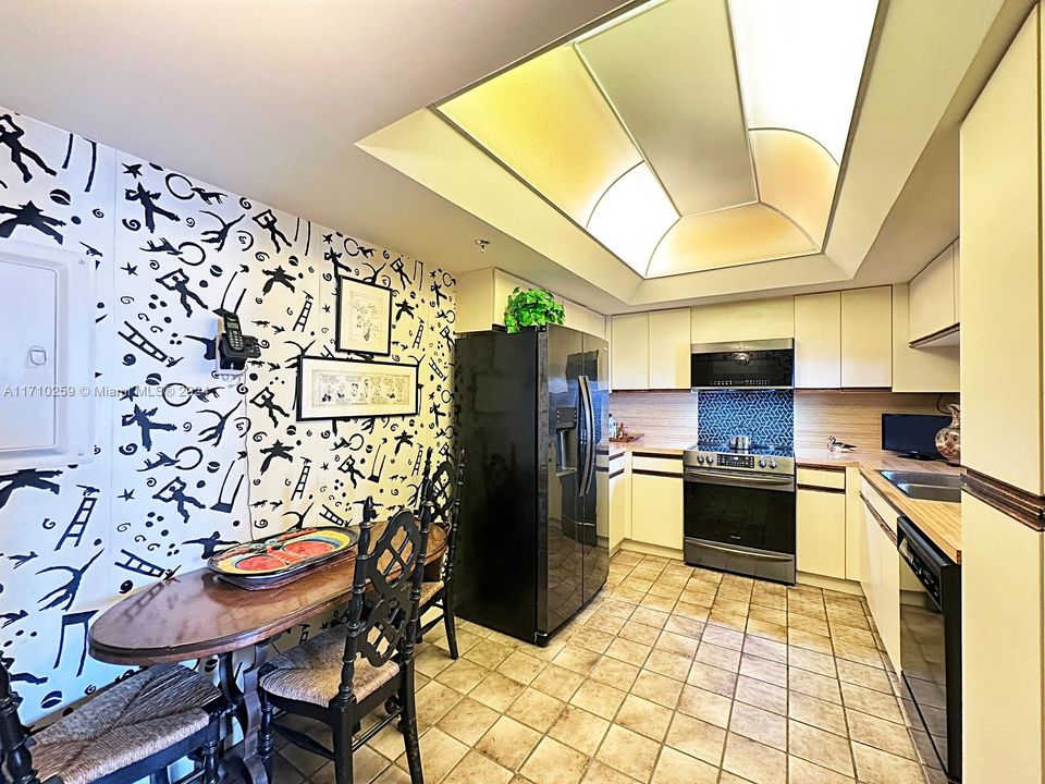 For Sale: $680,000 (1 beds, 2 baths, 1229 Square Feet)