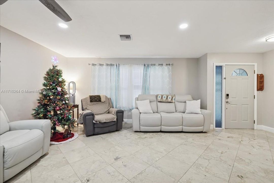 For Sale: $374,900 (3 beds, 2 baths, 1521 Square Feet)