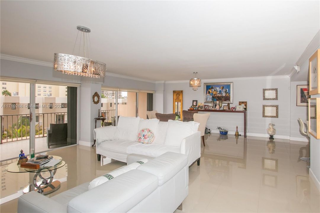 For Sale: $299,000 (2 beds, 2 baths, 1950 Square Feet)