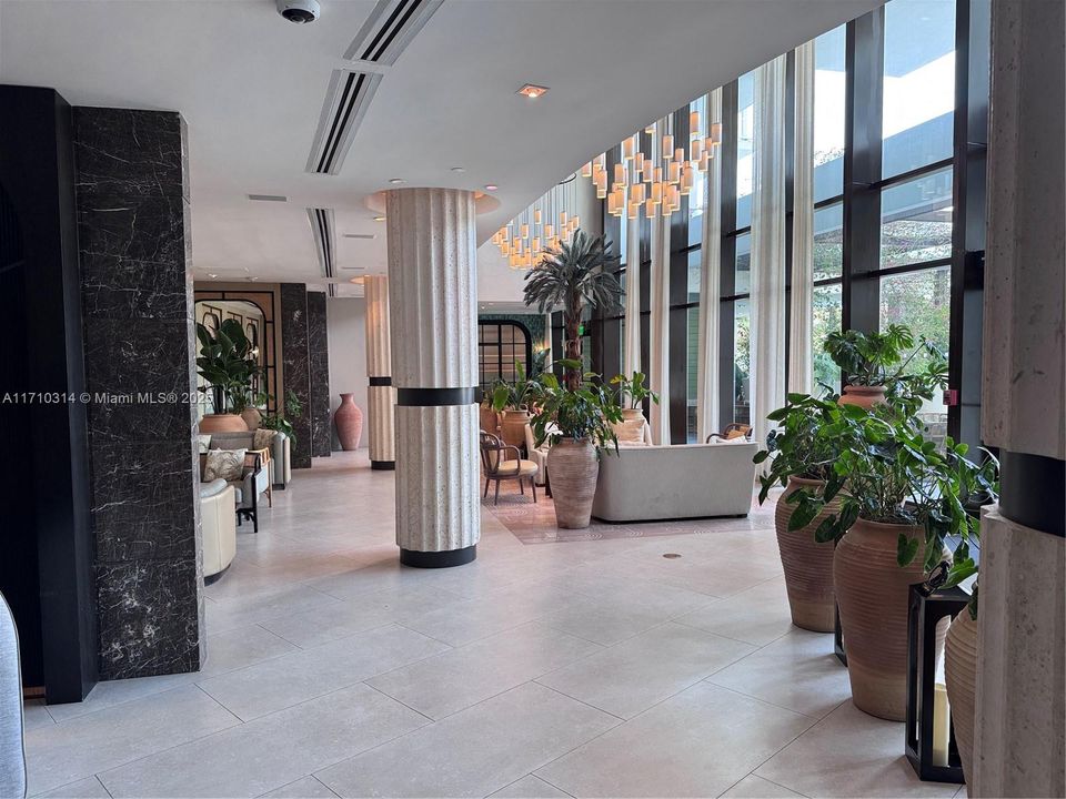 For Sale: $425,000 (1 beds, 1 baths, 700 Square Feet)