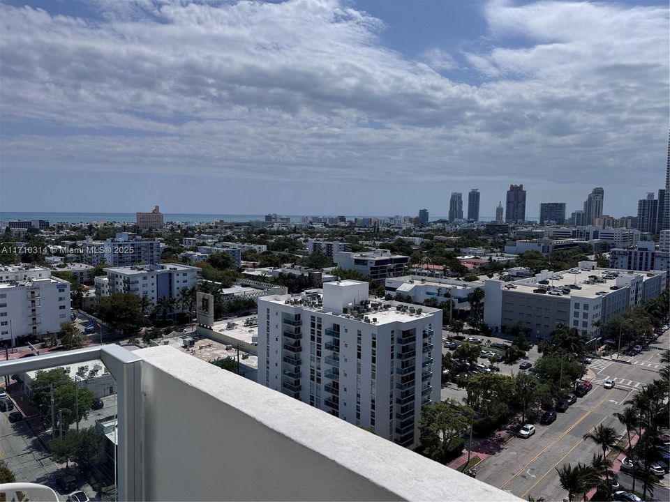 For Sale: $425,000 (1 beds, 1 baths, 700 Square Feet)