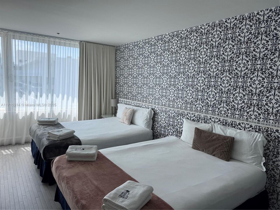 For Sale: $425,000 (1 beds, 1 baths, 700 Square Feet)