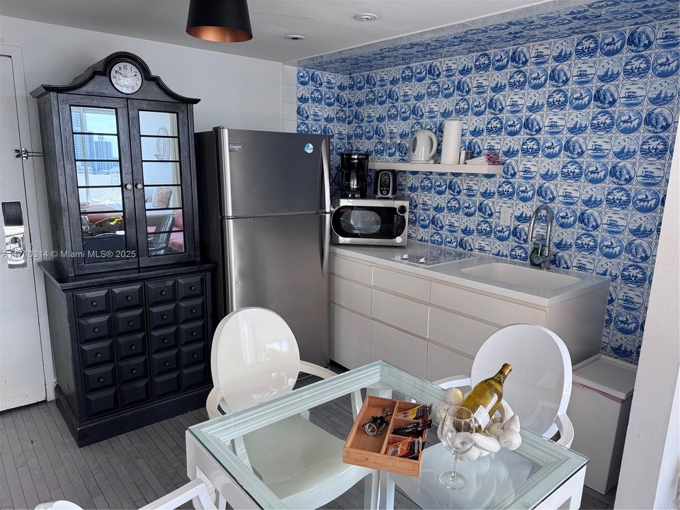 For Sale: $425,000 (1 beds, 1 baths, 700 Square Feet)