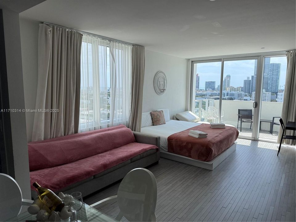 For Sale: $425,000 (1 beds, 1 baths, 700 Square Feet)