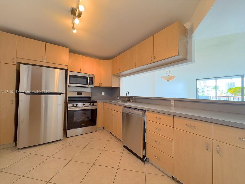 For Rent: $2,450 (2 beds, 2 baths, 1110 Square Feet)