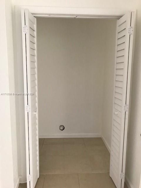 For Rent: $1,800 (1 beds, 1 baths, 910 Square Feet)