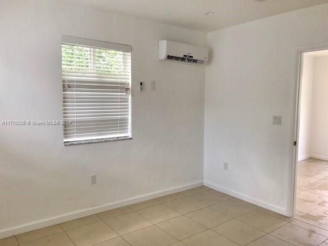 For Rent: $1,800 (1 beds, 1 baths, 910 Square Feet)