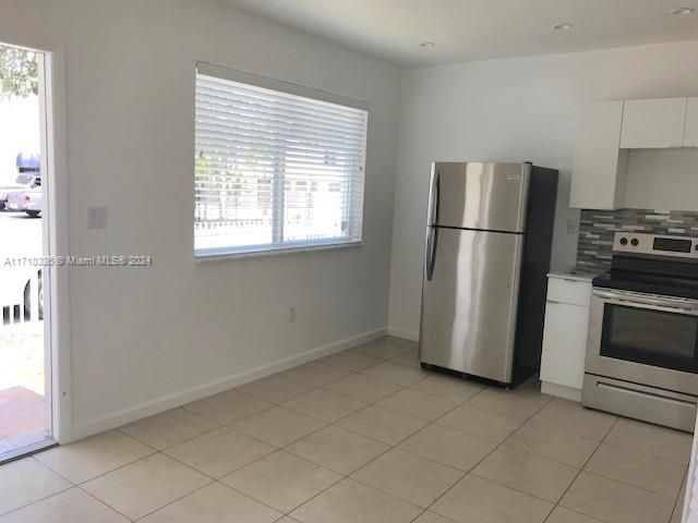 For Rent: $1,800 (1 beds, 1 baths, 910 Square Feet)