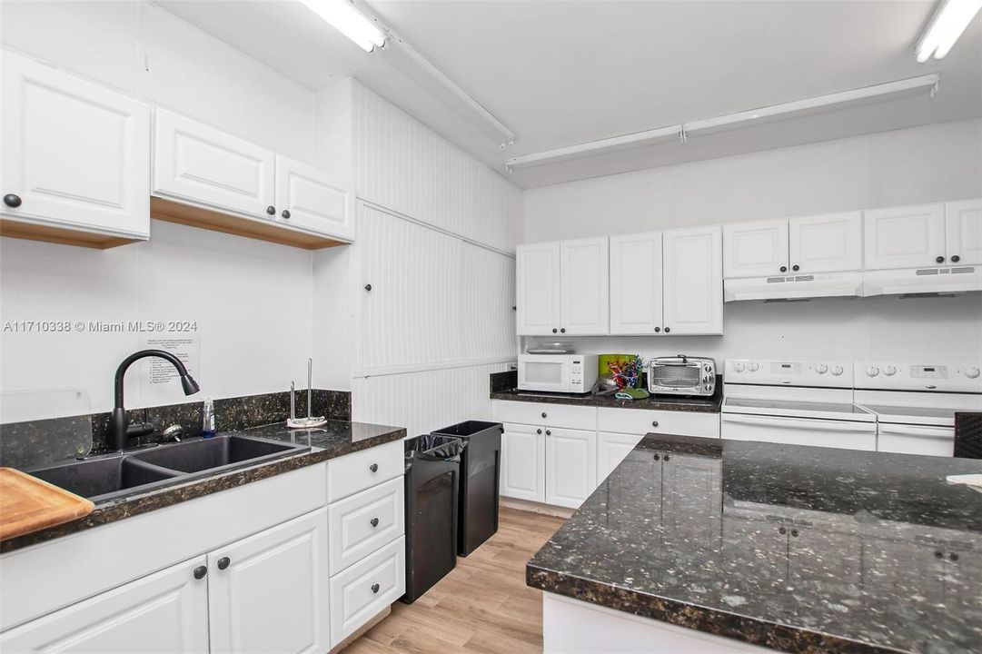 For Sale: $579,000 (2 beds, 2 baths, 1029 Square Feet)