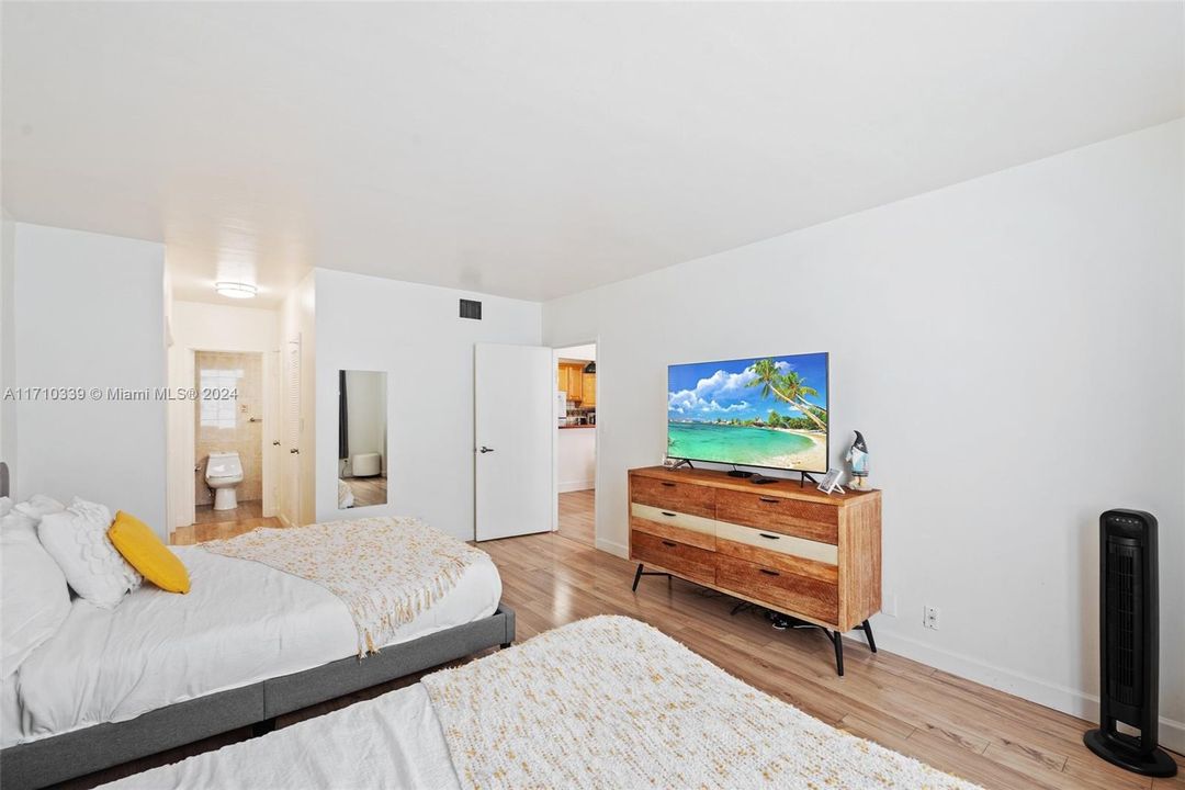 For Sale: $440,000 (1 beds, 1 baths, 896 Square Feet)