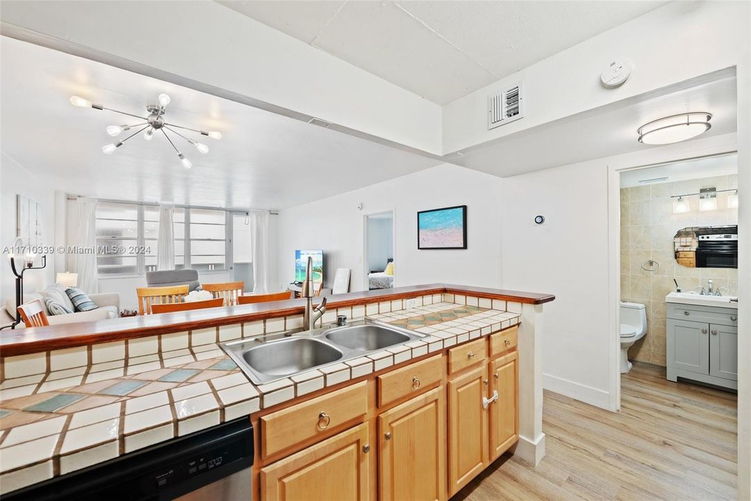 For Sale: $440,000 (1 beds, 1 baths, 896 Square Feet)