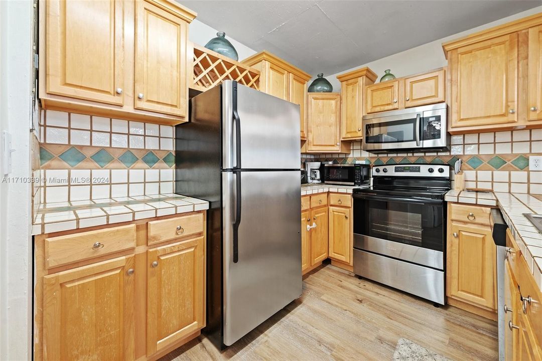 For Sale: $440,000 (1 beds, 1 baths, 896 Square Feet)