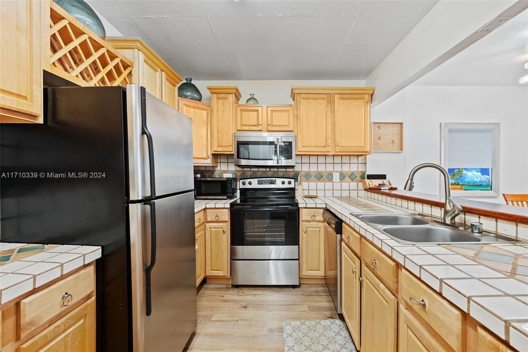 For Sale: $440,000 (1 beds, 1 baths, 896 Square Feet)