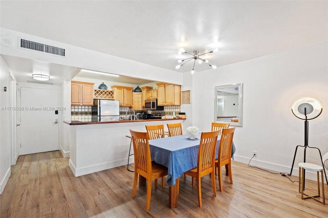 For Sale: $440,000 (1 beds, 1 baths, 896 Square Feet)