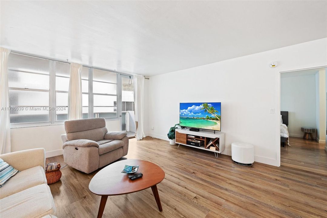 For Sale: $440,000 (1 beds, 1 baths, 896 Square Feet)