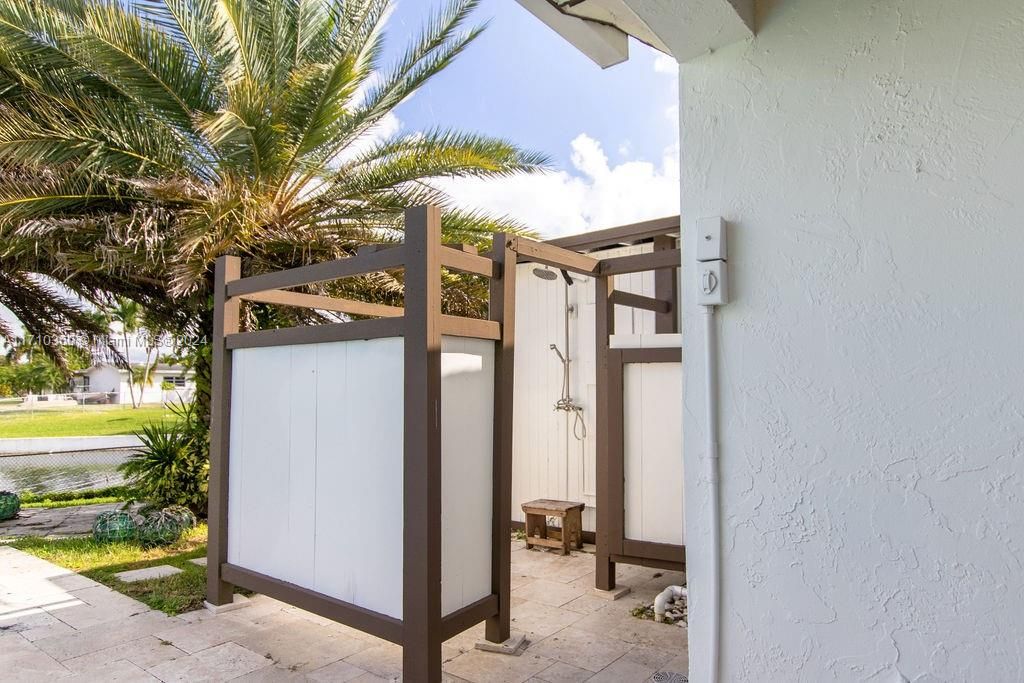 KEY WEST STYLE OUTDOOR SHOWER