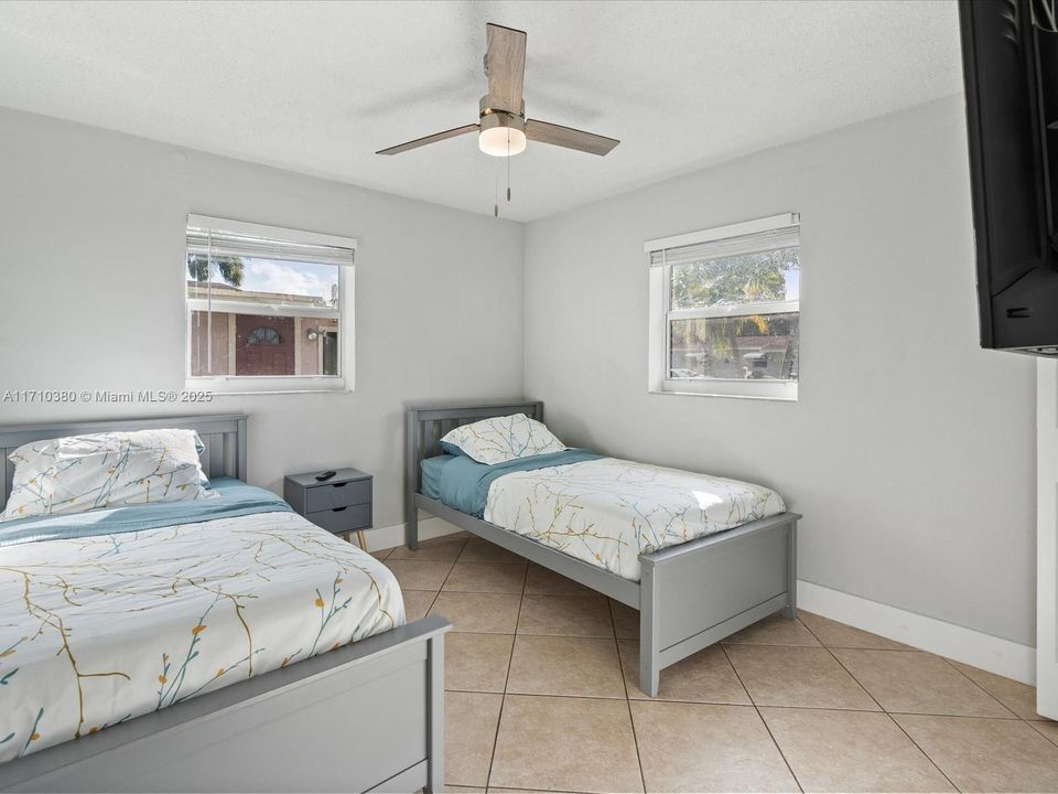 For Sale: $539,000 (3 beds, 2 baths, 900 Square Feet)