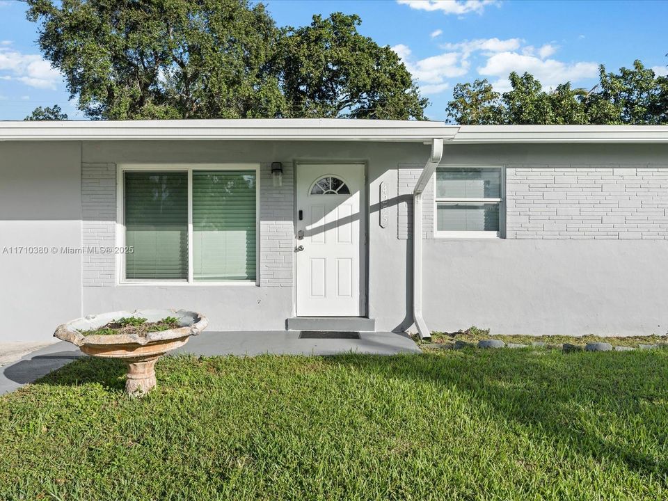 For Sale: $539,000 (3 beds, 2 baths, 900 Square Feet)