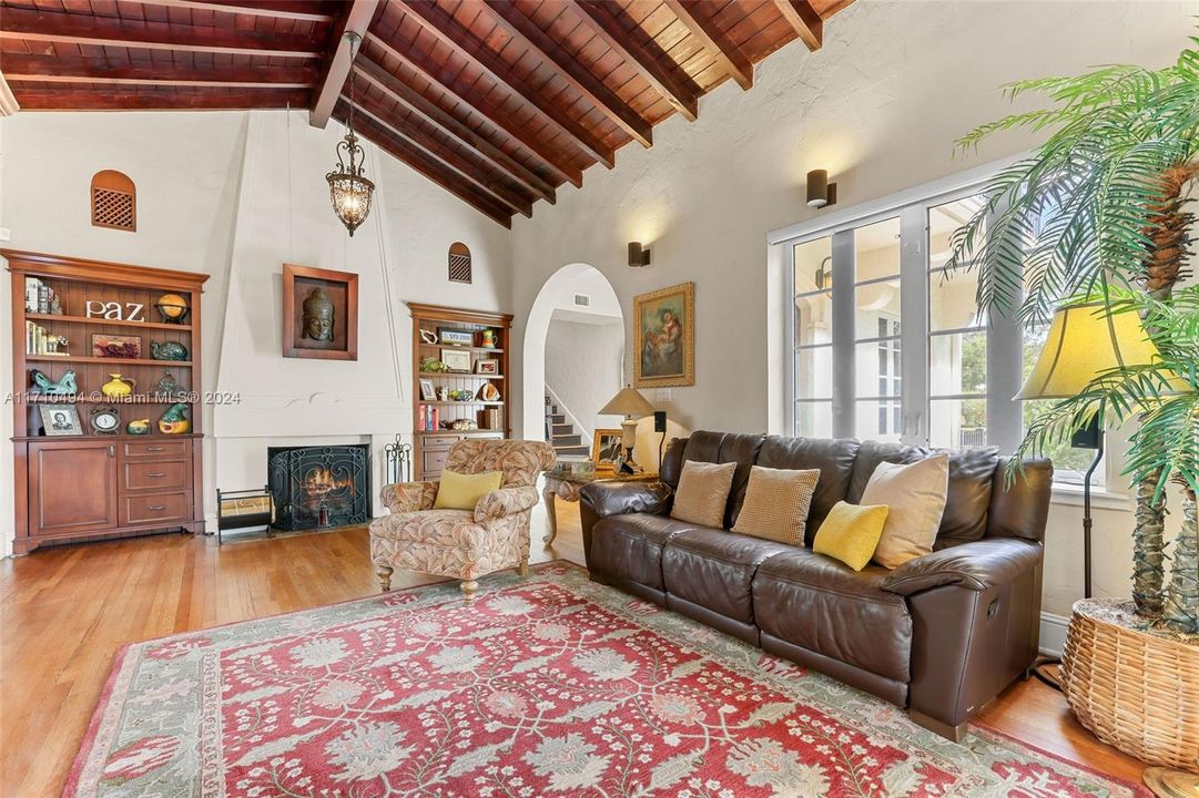 Living room w fireplace