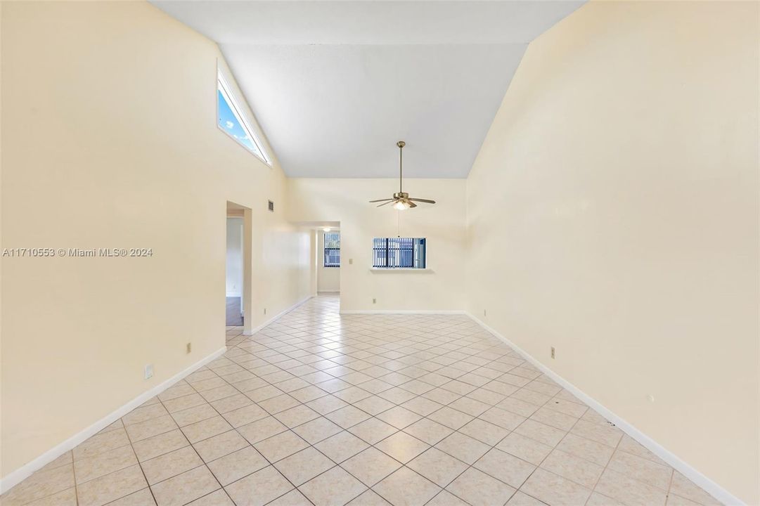 For Rent: $2,500 (2 beds, 2 baths, 1205 Square Feet)