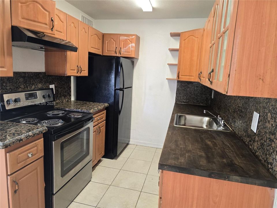 For Rent: $1,750 (3 beds, 2 baths, 892 Square Feet)