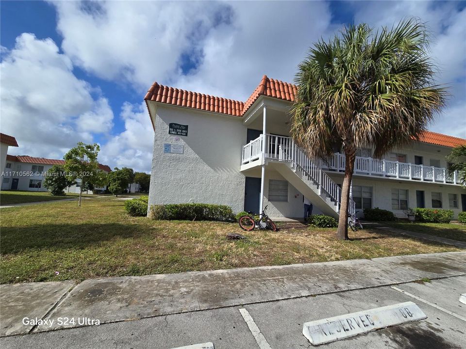 For Rent: $1,750 (3 beds, 2 baths, 892 Square Feet)