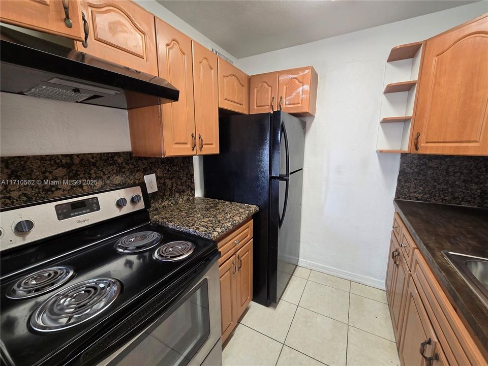 For Rent: $1,750 (3 beds, 2 baths, 892 Square Feet)