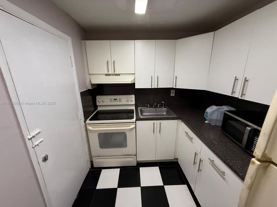 For Rent: $2,100 (2 beds, 2 baths, 875 Square Feet)