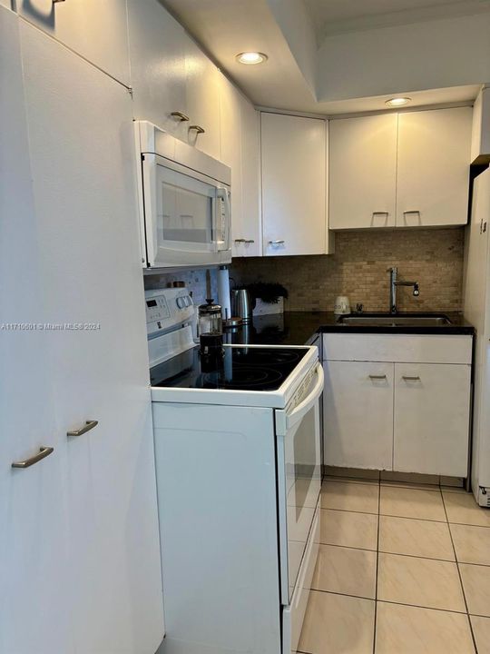 For Rent: $3,150 (2 beds, 2 baths, 1083 Square Feet)