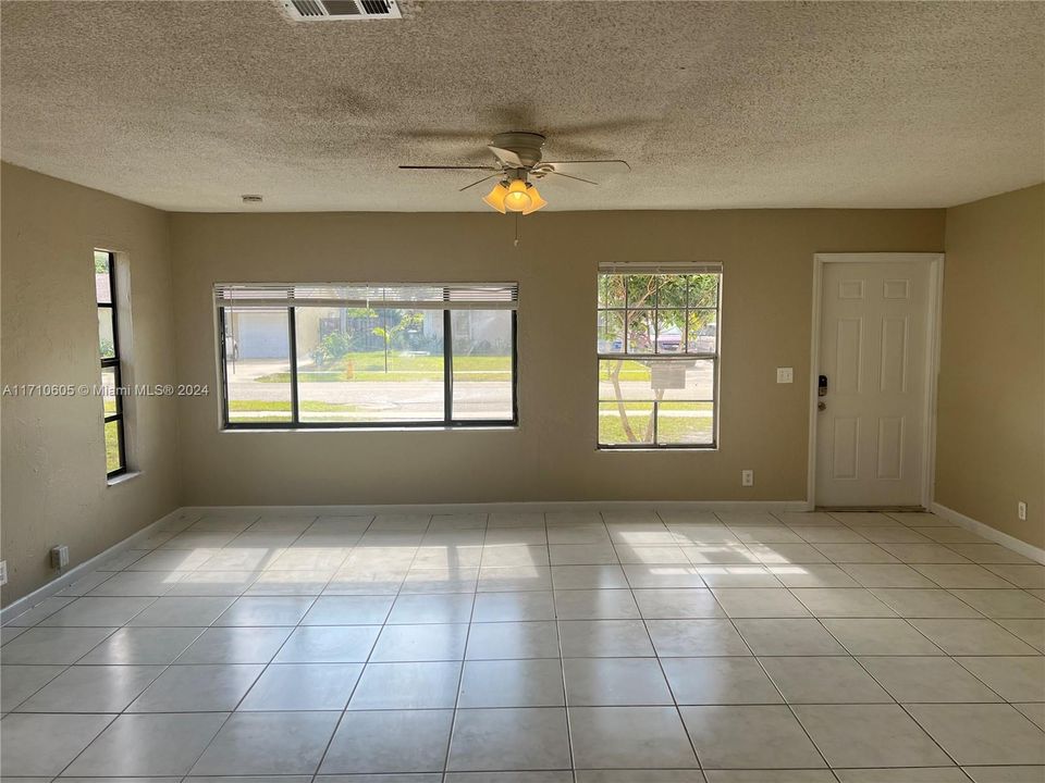 For Sale: $325,900 (3 beds, 2 baths, 1247 Square Feet)