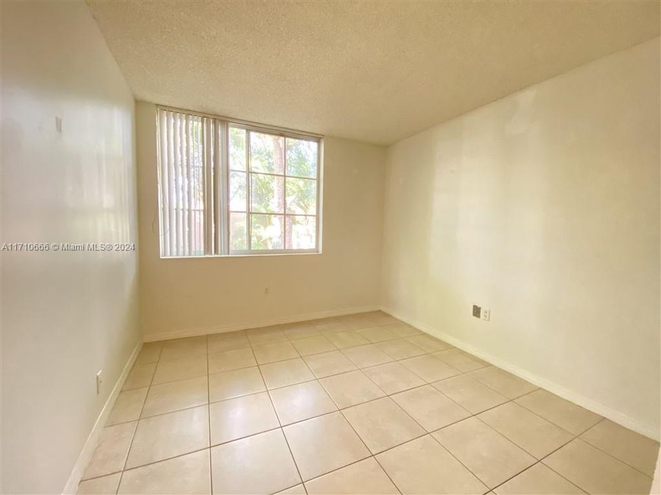 For Rent: $2,050 (2 beds, 1 baths, 817 Square Feet)