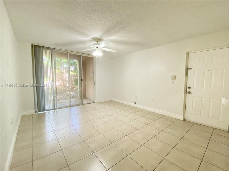 For Rent: $2,050 (2 beds, 1 baths, 817 Square Feet)