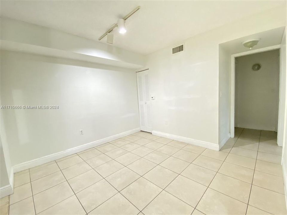 For Rent: $2,050 (2 beds, 1 baths, 817 Square Feet)