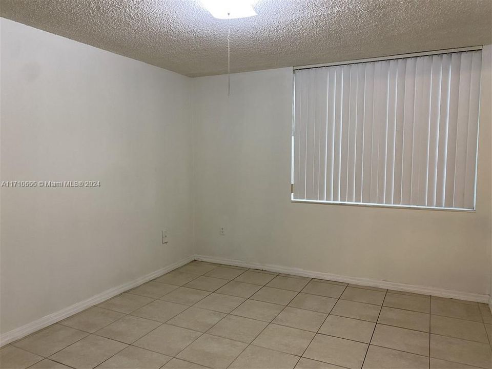 For Rent: $2,050 (2 beds, 1 baths, 817 Square Feet)