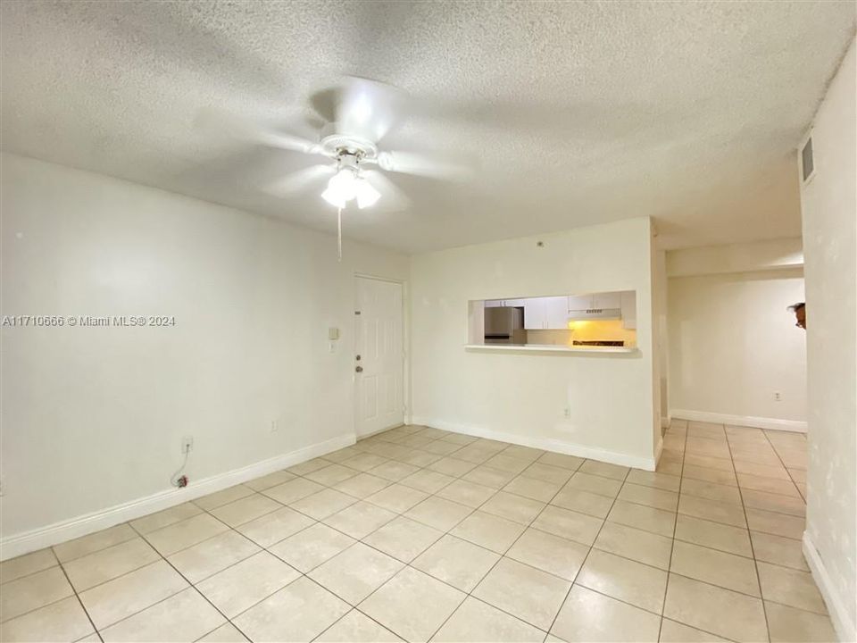 For Rent: $2,050 (2 beds, 1 baths, 817 Square Feet)