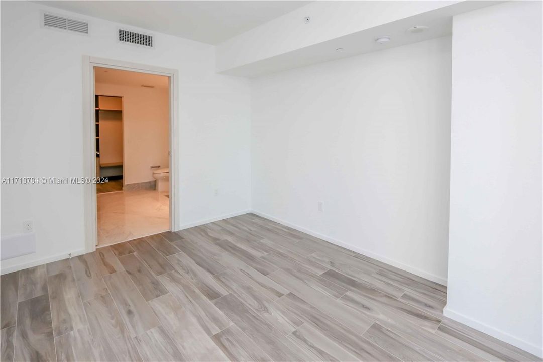 For Rent: $4,500 (1 beds, 2 baths, 881 Square Feet)