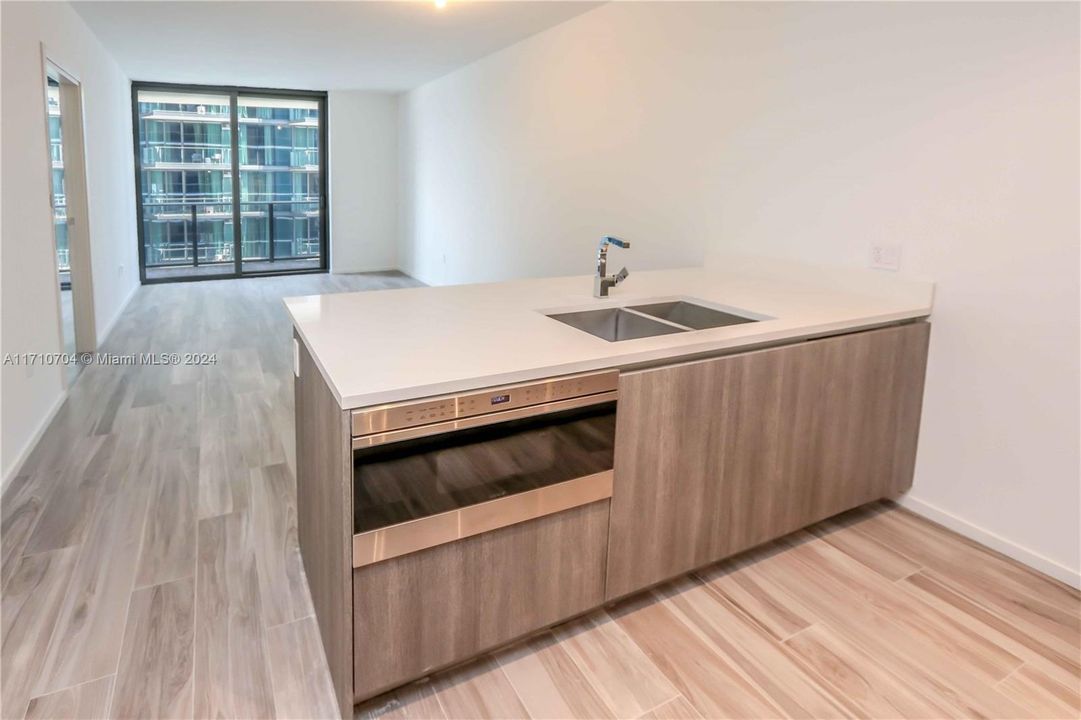 For Rent: $4,500 (1 beds, 2 baths, 881 Square Feet)