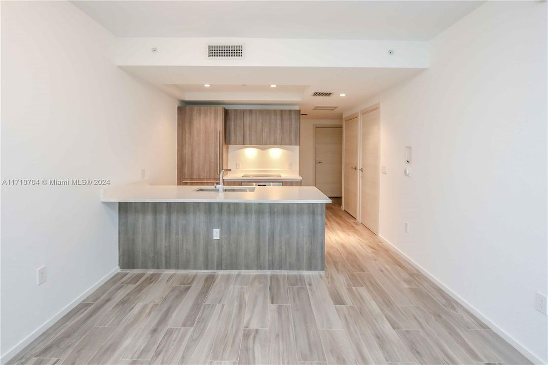 For Rent: $4,500 (1 beds, 2 baths, 881 Square Feet)