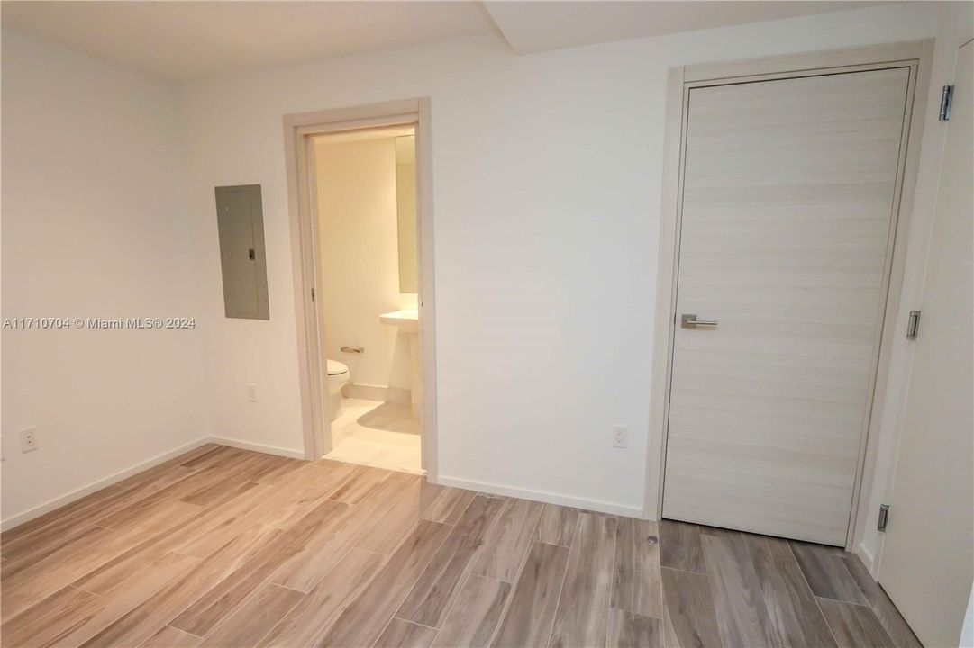 For Rent: $4,500 (1 beds, 2 baths, 881 Square Feet)