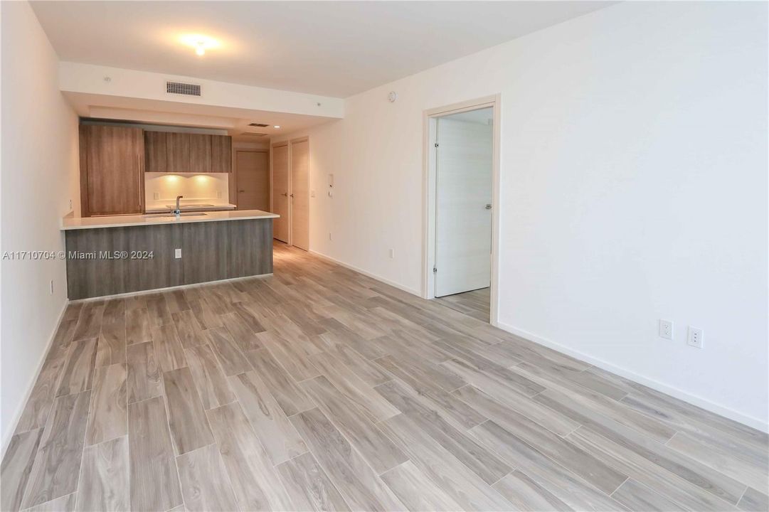 For Rent: $4,500 (1 beds, 2 baths, 881 Square Feet)