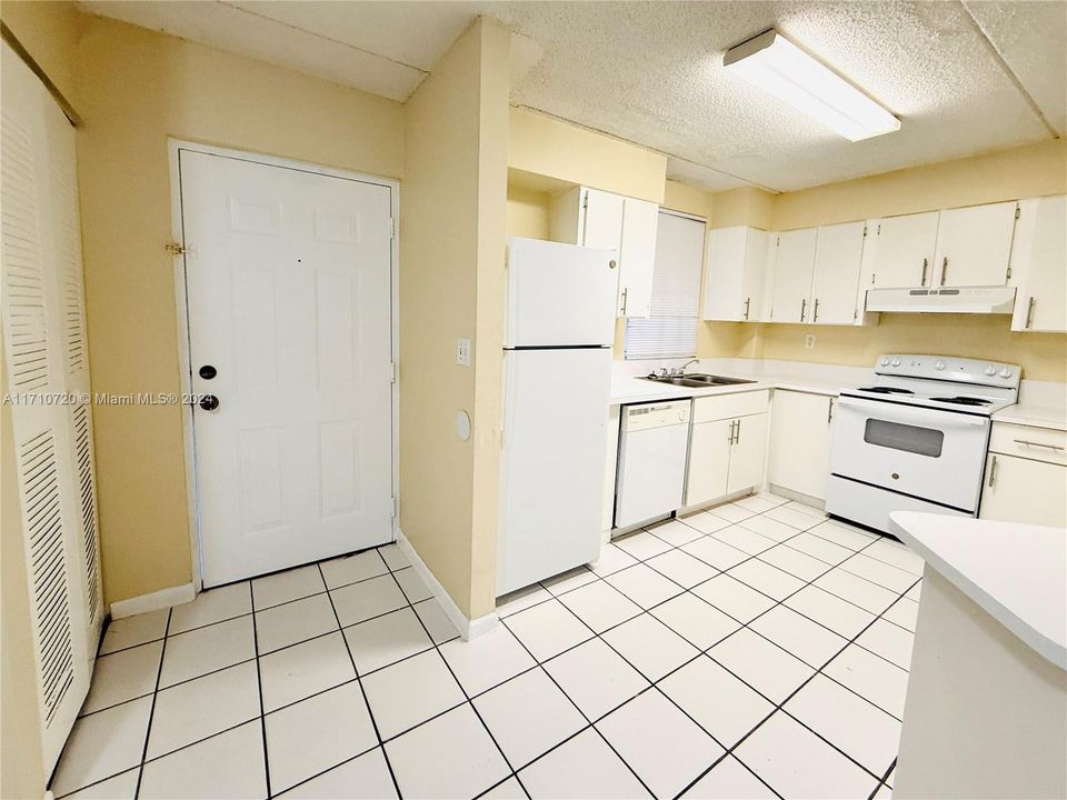 For Rent: $2,850 (3 beds, 2 baths, 1255 Square Feet)