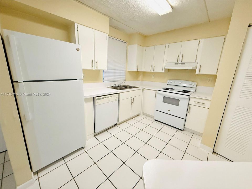 For Rent: $2,850 (3 beds, 2 baths, 1255 Square Feet)