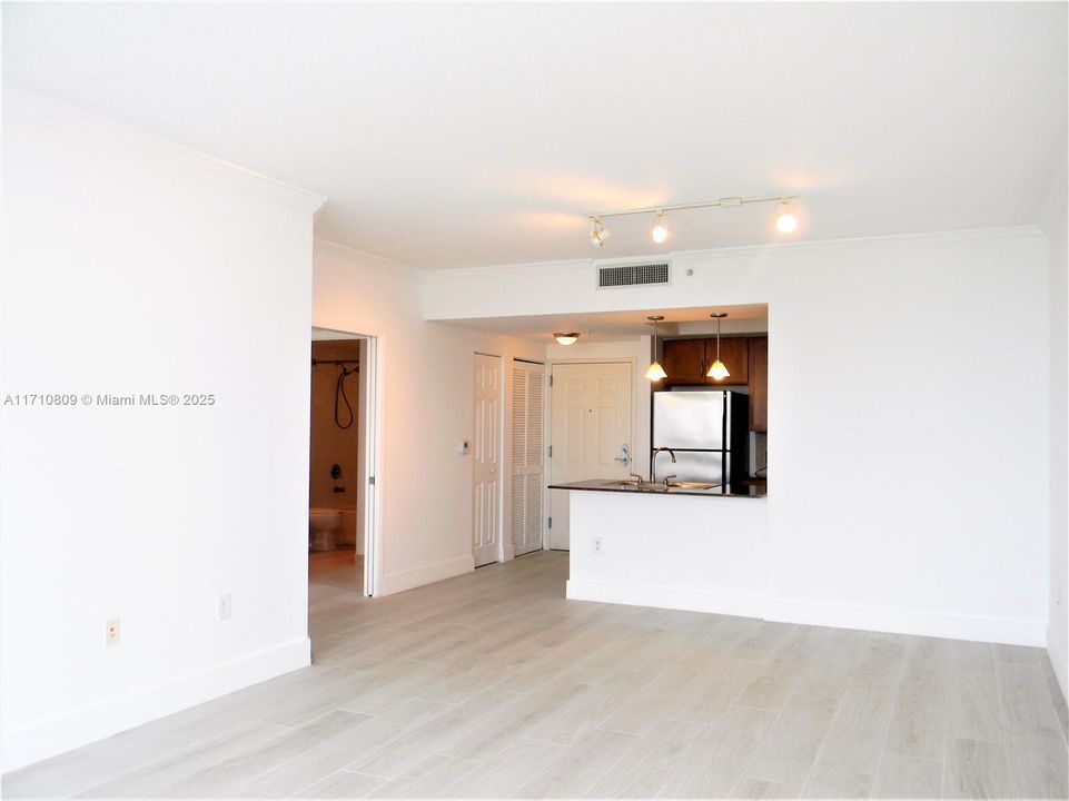 For Rent: $2,800 (1 beds, 1 baths, 739 Square Feet)