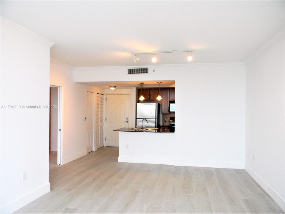 For Rent: $2,800 (1 beds, 1 baths, 739 Square Feet)